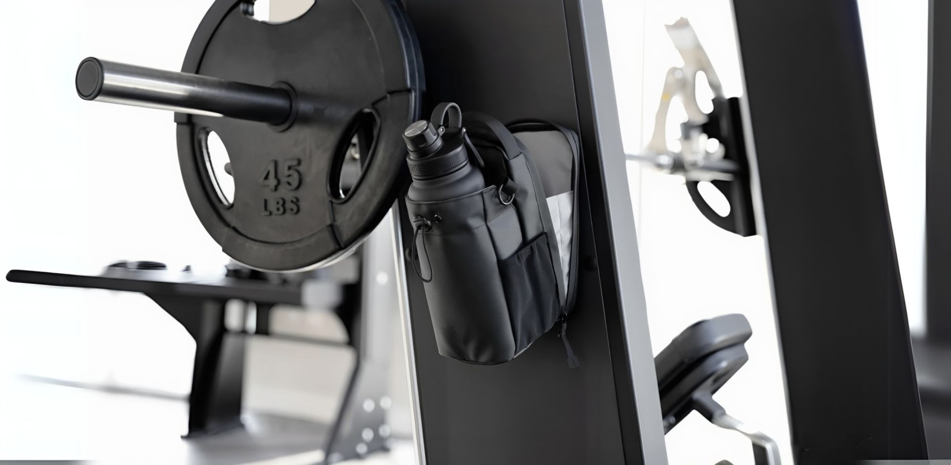 Borsa MagHold™ magnetica appesa a un attrezzo da palestra con borraccia nera