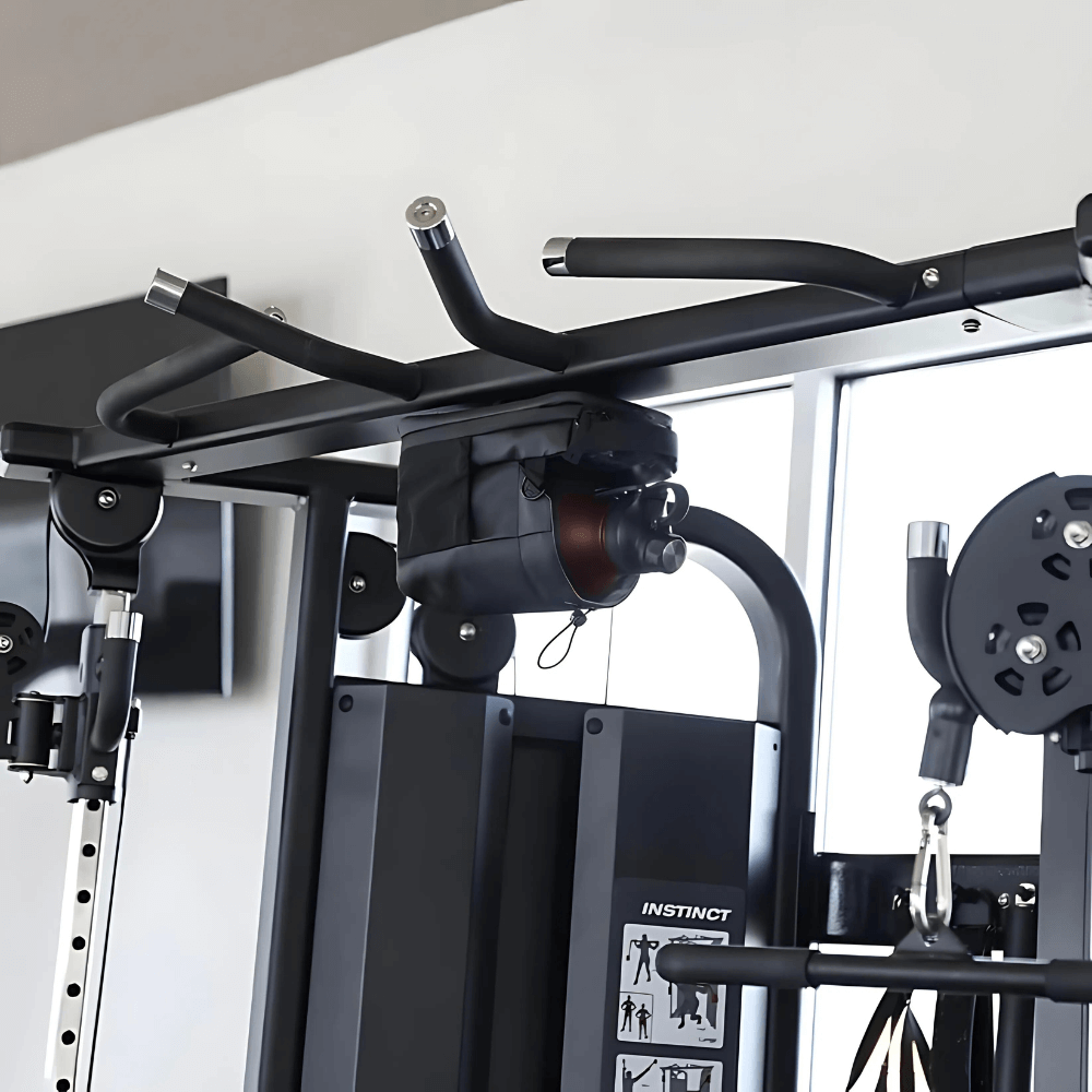 MagHold™ agganciata sopra una macchina da palestra tramite magnete al neodimio.