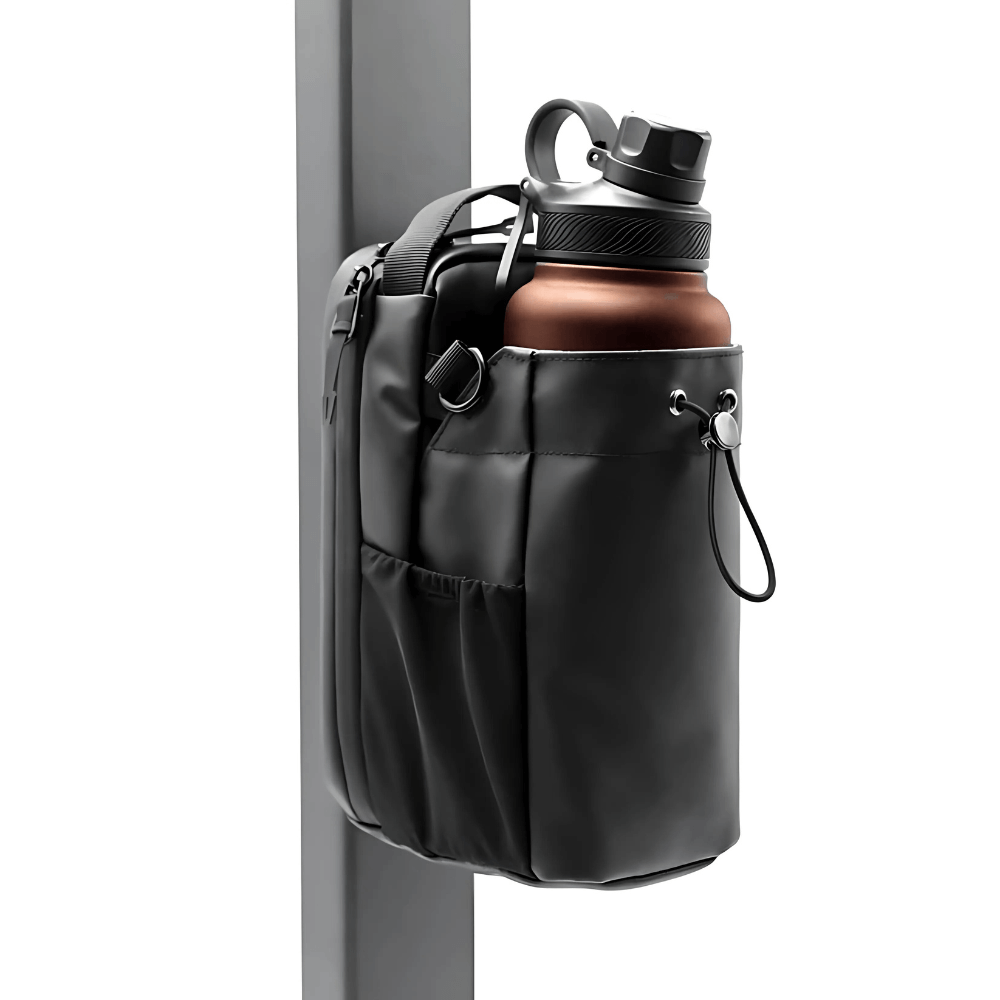 Borsa MagHold™ magnetica fissata su colonna con borraccia color rame – vista verticale